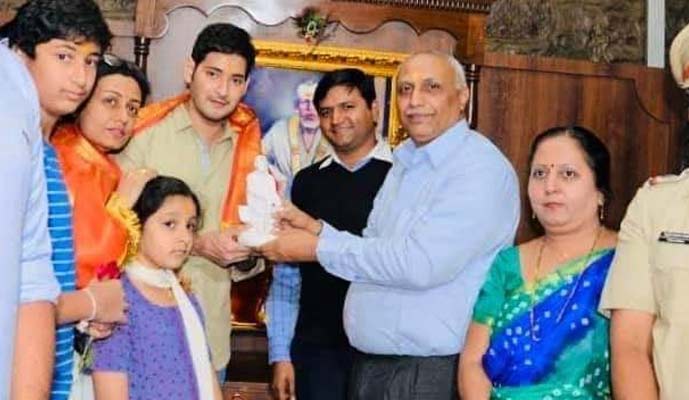 బాబాను దర్శించుకున్న మహేష్బాబు 2 7a 2