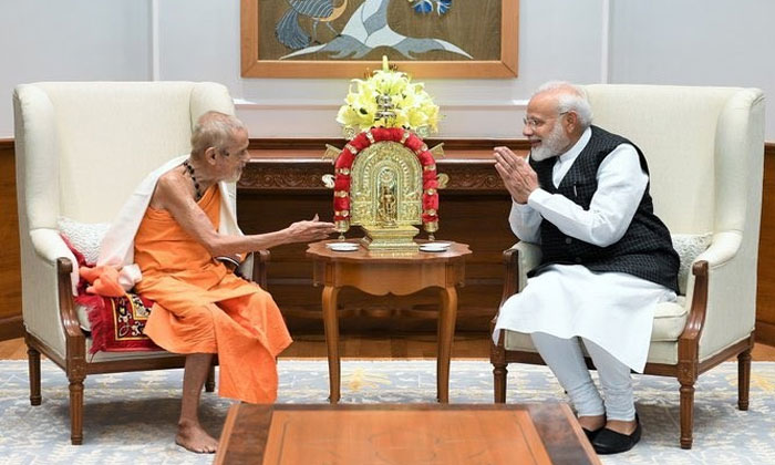 Pejavara Mutt head Vishwesha Teertha dies