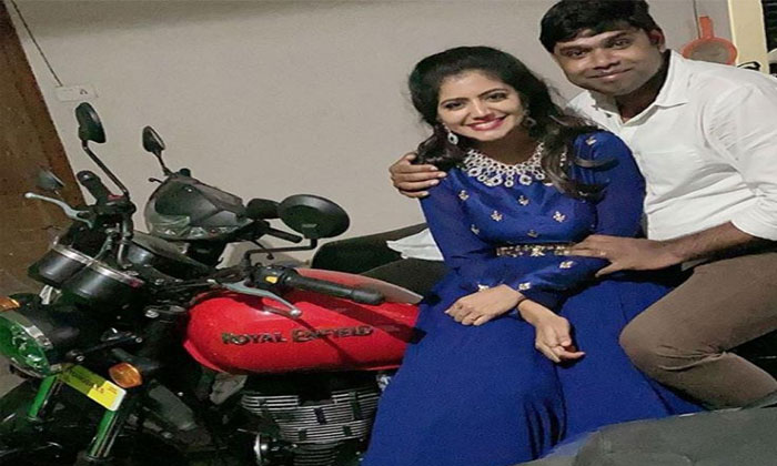 Bigg Boss Shiva Jyothi's surprises husband with 'royal' gift 1 shiva jyothi royal enfield