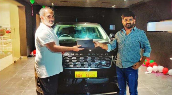 మారుతికి ఖరీదైన బహుమతి ఇచ్చిన నర్మాత 1 7 7