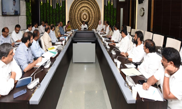 Amaravati row: High power committee meets Jagan 1 high power committee