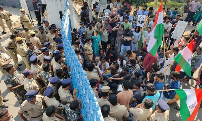 Tension grips UoH, cops foil protest 1 hyderabd university studnets protest