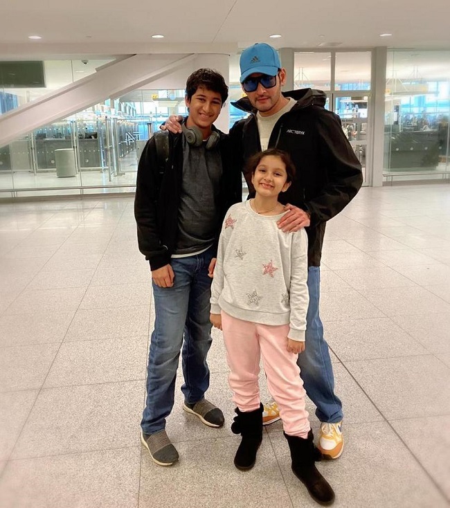 Mahesh jets off to New York, pic 1 mahesh11579619942