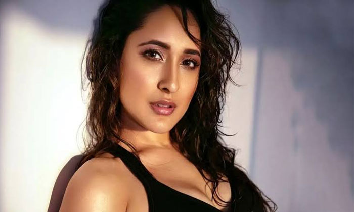 pragya jaiswal pawan kalyan