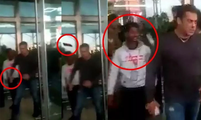 salman snatches phone