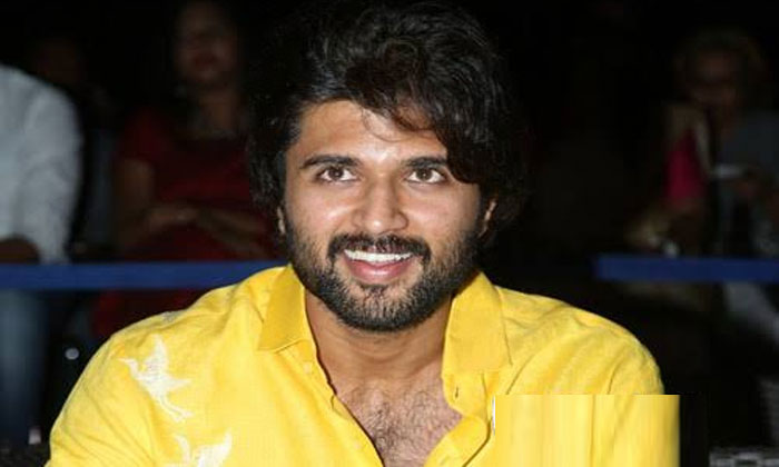 Vijay Deverakonda gifts dress to Allu Arjun 1 vijay deverakonda allu arjun gift