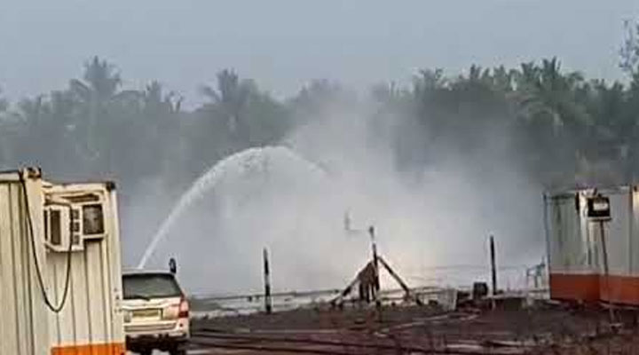 కోనసీమలో బావినుంచి ఎగిసిపడుతున్న గ్యాస్ 1 2 4