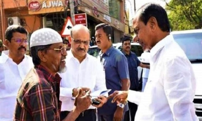 KCR stops his convoy to help old, disabled man 1 KCR helps old man