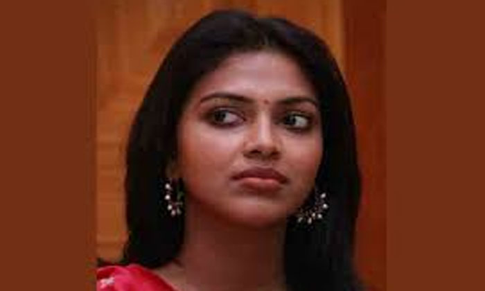 Amala Paul silent on Vijay father's allegations 1 amala paul vijay dhanush