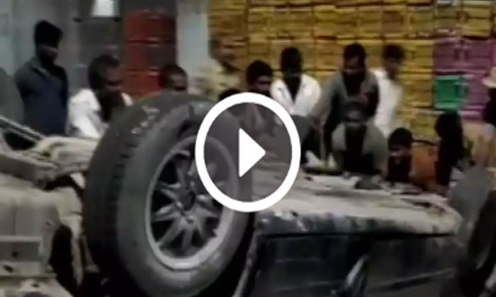 car falls off Bharat Nagar flyover