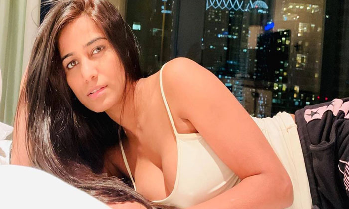 poonam pandey valentines day 2020