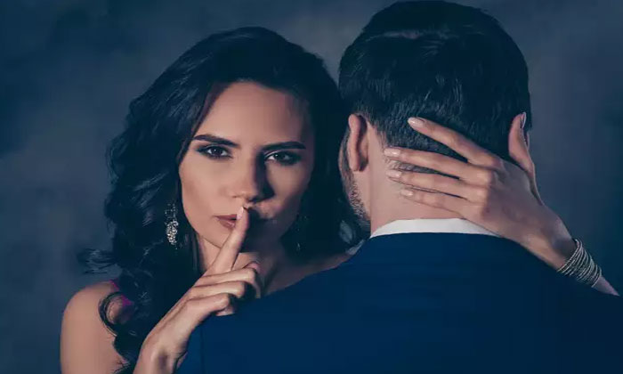 women intimate outside marriage gleeden