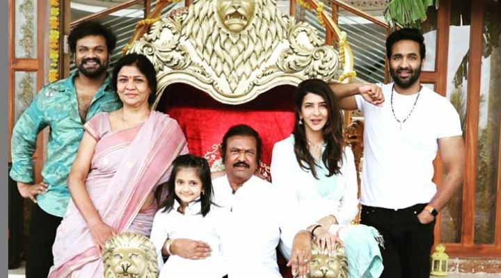 తండ్రికి... మంచు లక్ష్మి అద్భుతమైన గిఫ్ట్ 1 2 19