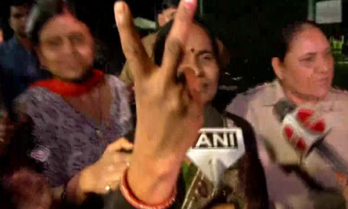 Nirbhaya convicts hanged: Crowd celebrates 1 nirbhaya convicts hanged