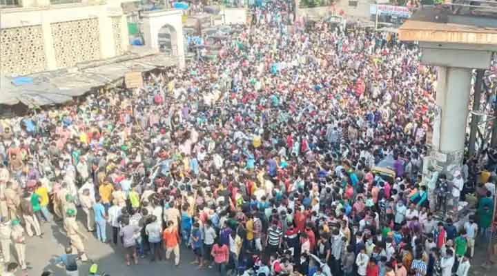 ముంబైలో వేలాదిగా రోడ్డెక్కిన వలస కూలీలు 1 15 4