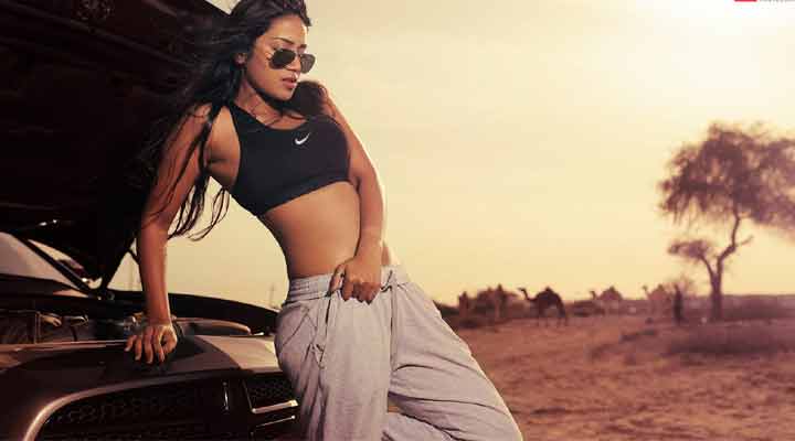 అందాలు ఆరబోయడానికి సిద్ధం: నివేదా పేతురాజు 1 7 24