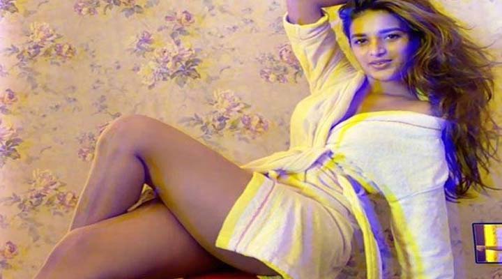 టవల్తో వయ్యారంగా ఫోజుల్చిన ఇస్మార్ట్ బ్యూటీ.. 1 8 8