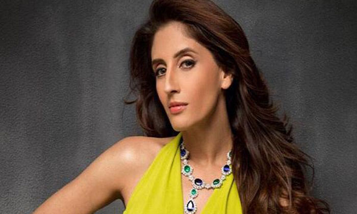 Hrithik Roshan sister-in-law staff tests COVID-19 positive 1 Sussanne Sister Farah Khan staff covid19