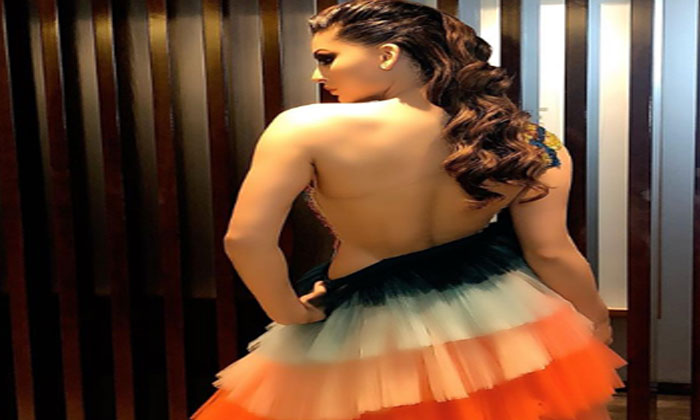 Urvashi flaunts sexy back 1 Urvashi Rautela flaunts back