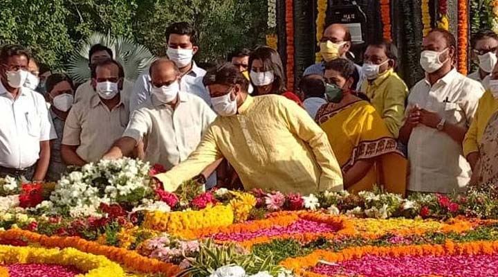 ఎన్టీఆర్కు నివాళులు అర్పించిన బాలకృష్ణ 1 1 27