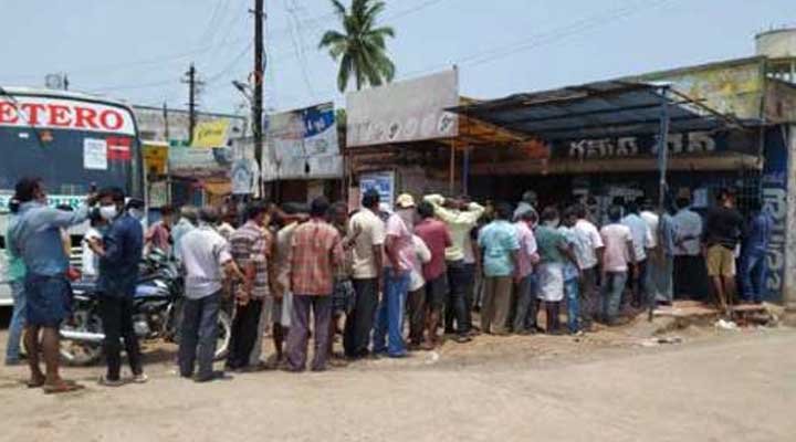 దుకాణాల వద్ద బారులు తీరిన మందుబాబులు 1 3 3