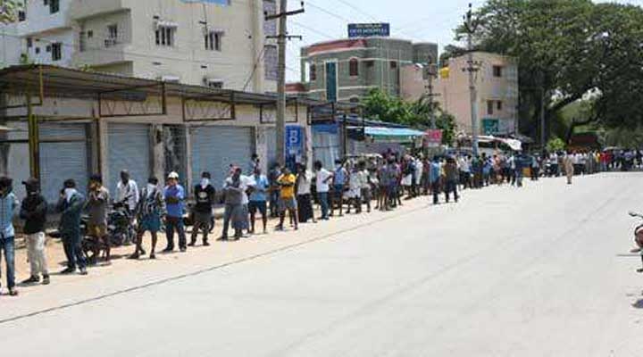 దుకాణాల వద్ద బారులు తీరిన మందుబాబులు 2 3a