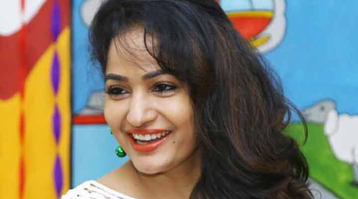 అసలు ఆగట్లేదుగా.. పెళ్లిళ్లపై మాధవీలత పోస్ట్ వైరల్ 1 4 15