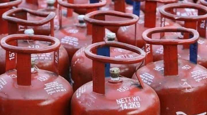 భారీగా తగ్గిన గ్యాస్ సిలిండర్ ధరలు.. 1 8