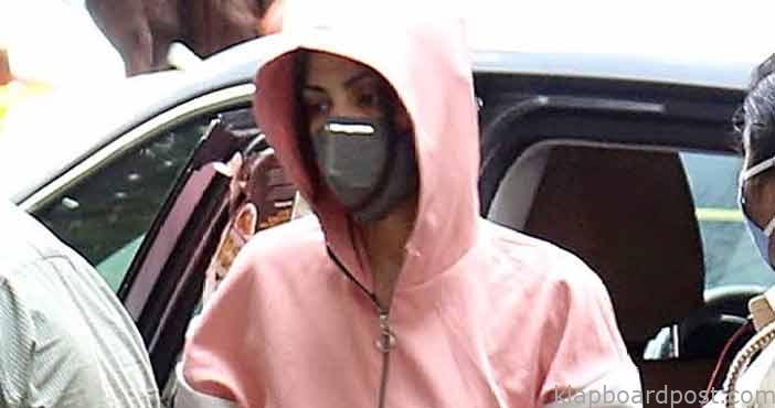 జైలు నుండి విడుదలైన రియా.. ఫొటోలు వైరల్ 1 Rhea chakraborty released f