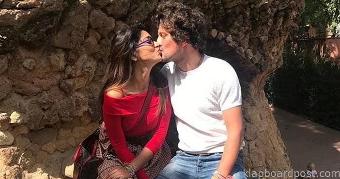 Shriya kisses her husband on the streets