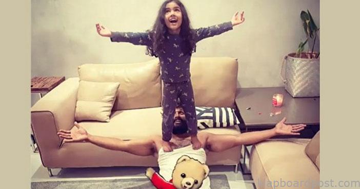 కూతుర్ని గుండెలపై నిల్చోని పెట్టుకున్న బన్నీ 1 Allu arjun and his daughter