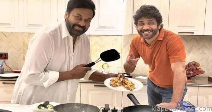 నాగార్జున కోసం వంట చేసిన చిరంజీవి.. ఫొటో వైరల్ 1 Chiranjeevi prepares food n