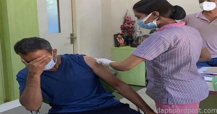 వ్యాక్సీన్ తీసుకున్న ప్రశాంత్ నీల్.. ఫ్యాన్స్ ఫన్నీ కామెంట్స్ 1 Director prashanth neel get