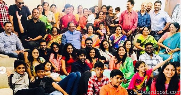 ప్రభాస్ ఫ్యామిలీ ఫొటో వైరల్ 1 Prabhas family pic goes vi