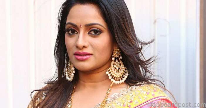 Anchor udayabhanu in Bigg b