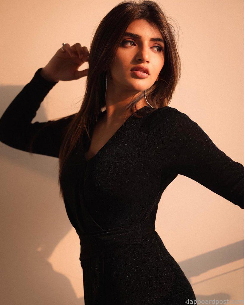 'Dhamaka' girl Sreeleela yet again displays her luscious curves 3 Actress Sreeleela