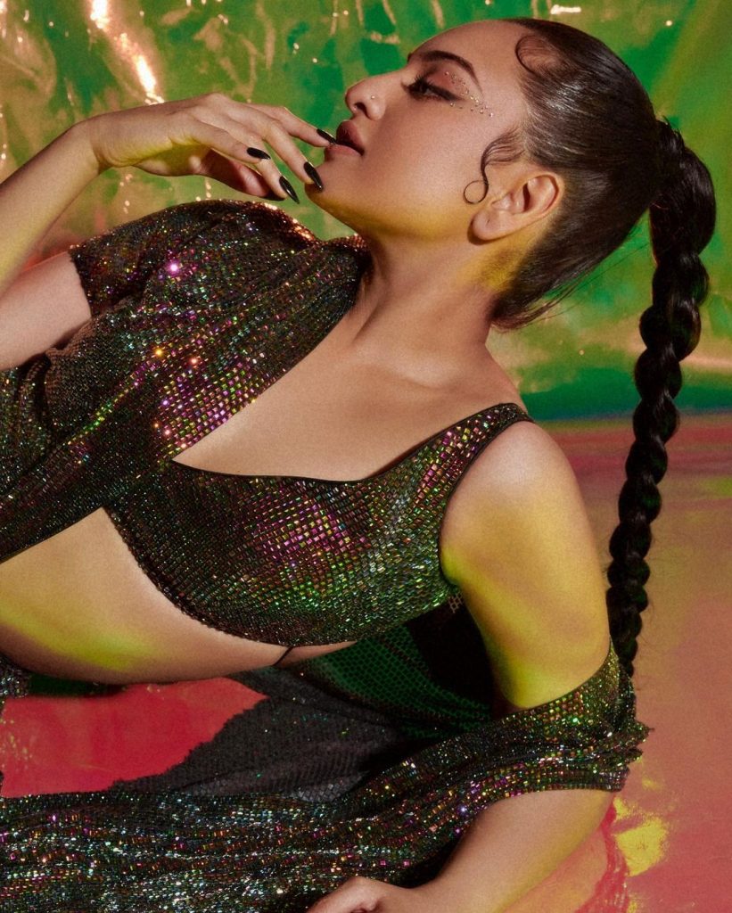 పిక్ టాక్ : కిల్లింగ్ లుక్స్ లో సోనాక్షి ఘాటు ఫోజులు ! 3 333357233 108452472194157 140091959677400624 n