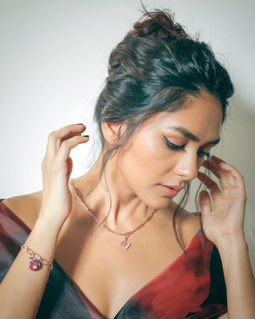 పిక్ టాక్ : అందాల మత్తు జల్లుతున్న మృణాల్ 2 337162141 1554947958325879 4983022216571674514 n