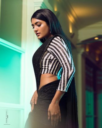 Eesha Rebba Looks Stunning In Black Saree 2