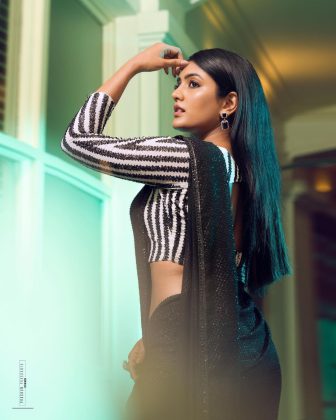 Eesha Rebba Looks Stunning In Black Saree 5 Eesha Rebba
