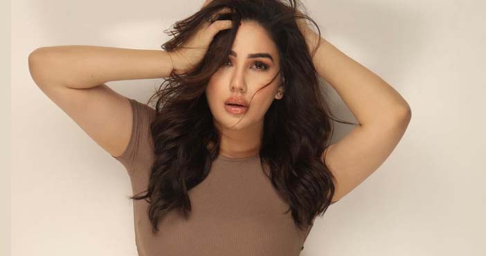 పిక్ టాక్ : బాబోయ్ మరీ ఇంత ఎక్స్ పోజింగా ? 1 Kangna Sharma