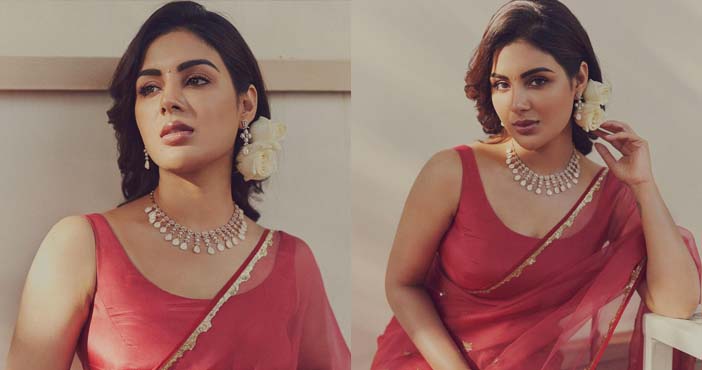 సంయుక్త.. ఓ క్రేజీ బిజీ తార ! 1 Samyuktha Menon In Saree