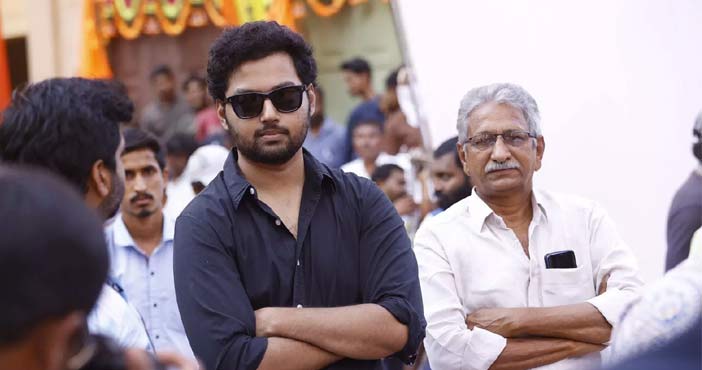 బాలయ్య మూవీ సెట్లో మోక్షజ్ఞ ఫోటోలు వైరల్ 2 Mokshajna on Balayya 1