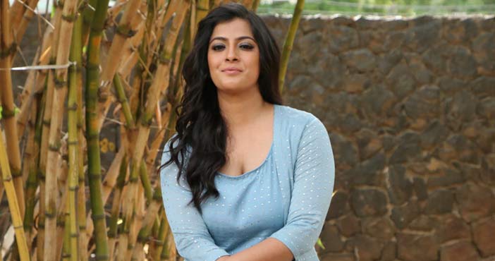 నటి వరలక్ష్మి శరత్కుమార్కు కేరళ ఎన్ఐఏ నోటీసులు 1 NIA issues summon to actres