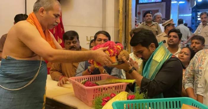 ముంబైలోని సిద్ధి వినాయక ఆలయంలో రామ్ చరణ్ 1 Ram Charan at Siddhi Vinaya