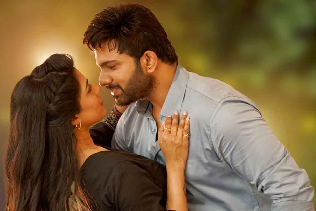 In the realm of Tollywood, emerging filmmakers continue to astound audiences with their innovative storytelling. With an increasing appetite for concept-driven narratives, the era of routine concepts is swiftly being replaced. Amidst this landscape, a unique cinematic endeavor titled ‘Kaliyugam Pattanamlo’ is poised to captivate audiences. Helmed by debutant director Ramakhanth Reddy and produced by Dr. Kandula Chandra Obul Reddy, Managing Director of Kandula Group Of Educational Institutions, this film promises to break new ground.
‘Kaliyugam Pattanamlo’ marks a departure from conventional storytelling, offering audiences a refreshing blend of entertainment and profound messaging. The movie, a collaborative effort between Nani Movie Works and Raamaa Creations Production, features Vishwa Karthikeya and Ayushi Patel in the lead roles.
Shot entirely in Kadapa district, the film’s production journey was smooth, with the entire shoot wrapping up seamlessly within 45 days. Dr. Kandula Chandra Obul Reddy expressed his gratitude to the entire team for their unwavering support throughout the filming process.
As the film enters its post-production phase, anticipation mounts for its theatrical release slated for March 22nd. With preparations underway for an extensive promotional campaign, audiences can expect to witness a flurry of promotional activities in the coming days.
Notably, ‘Kaliyugam Pattanamlo’ boasts a talented technical crew, with Gary BH serving as the editor and Ajay Arsada composing the music. The lyrical prowess of Oscar award winners Chandra Bose and Bhaskara Bhatla adds another layer of depth to the film’s narrative. Charan Madhavanei’s cinematography promises to bring the story to life on the silver screen.
As the countdown to its release begins, ‘Kaliyugam Pattanamlo’ stands as a testament to the creative vision and collaborative spirit driving the Telugu film industry forward.