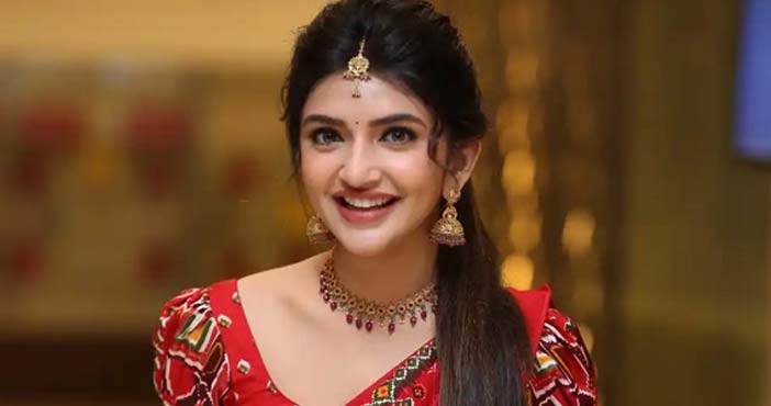 శ్రీలీల ఇలా అయిపోతే ఎలా?.. అలా ఎగిరి ఇలా పడిపోయిందే 1 Sreeleela Downfall Starts A