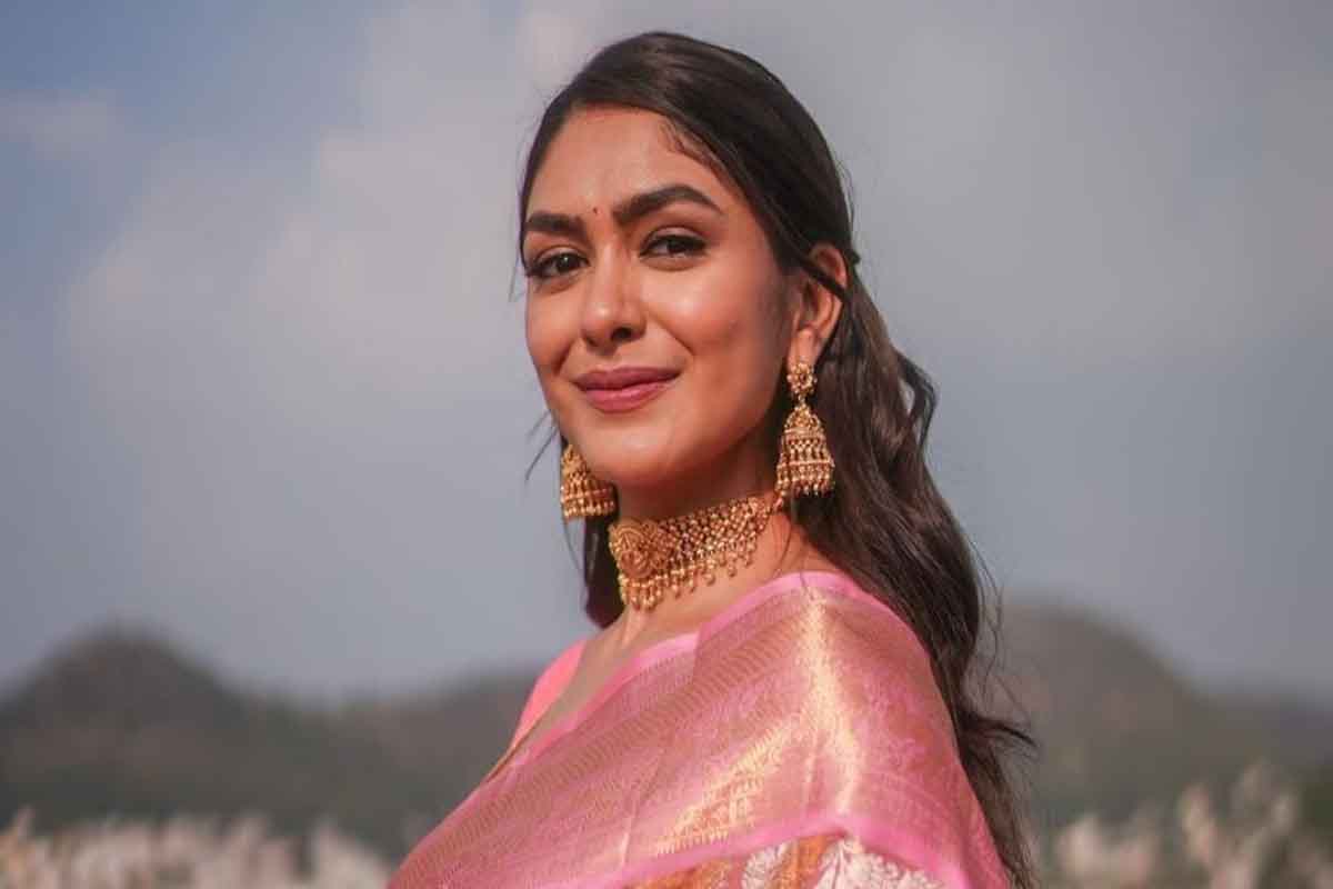 Mrunal Thakur desperate to gain glamorous fame 1 mrunal thakur pic