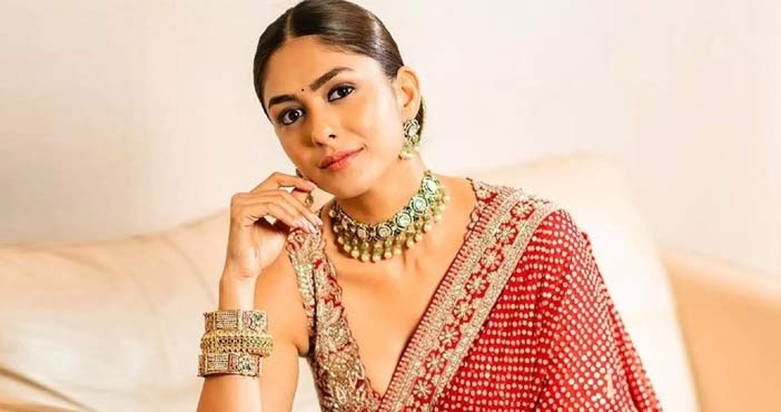 Mrunal Thakur: పాన్ ఇండియా మూవీలో ఛాన్స్ కొట్టేసిన బ్యూటీ! 1 Mrinal Thakur in Pan India