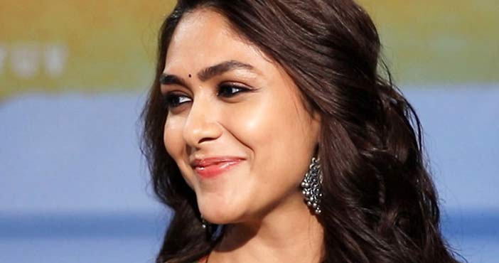 Mrunal Thakur: ఆ విషయం ఆలోచిస్తే భయంగా ఉంటుంది 2 Mrunal thakur i1 Mrunal Thakur,Family Star,Vijay Devarakonda,Mrunal Thakur latest interview